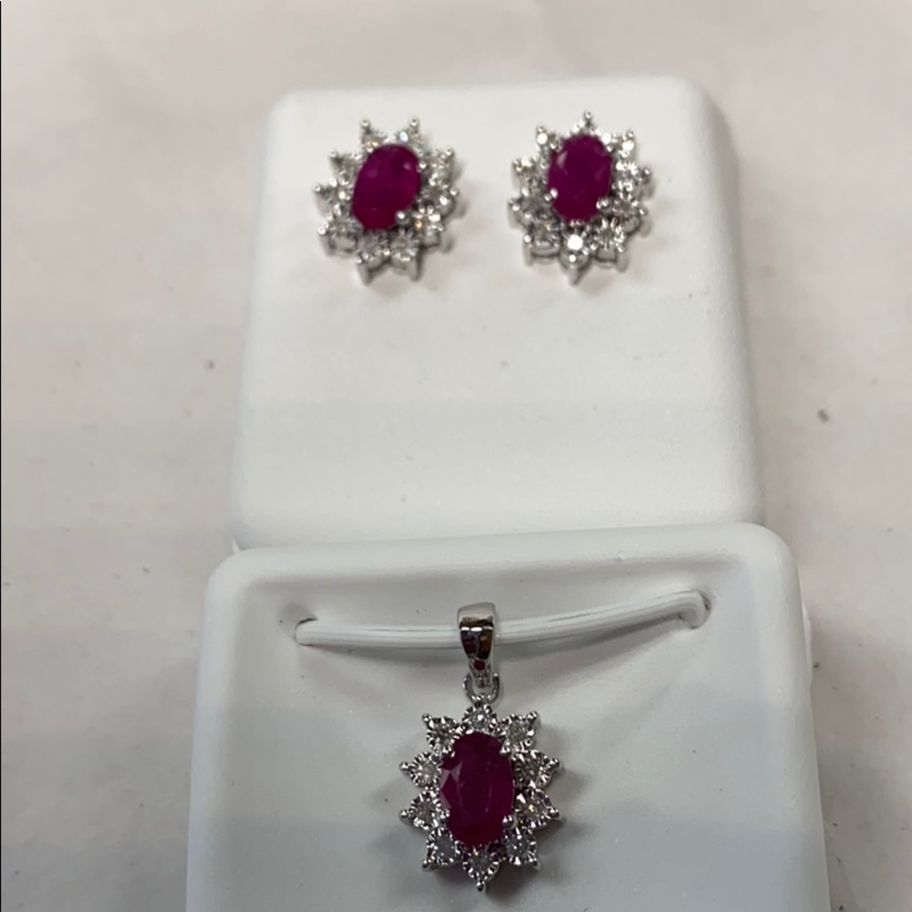 NEW 10K Gold Diamonds Set